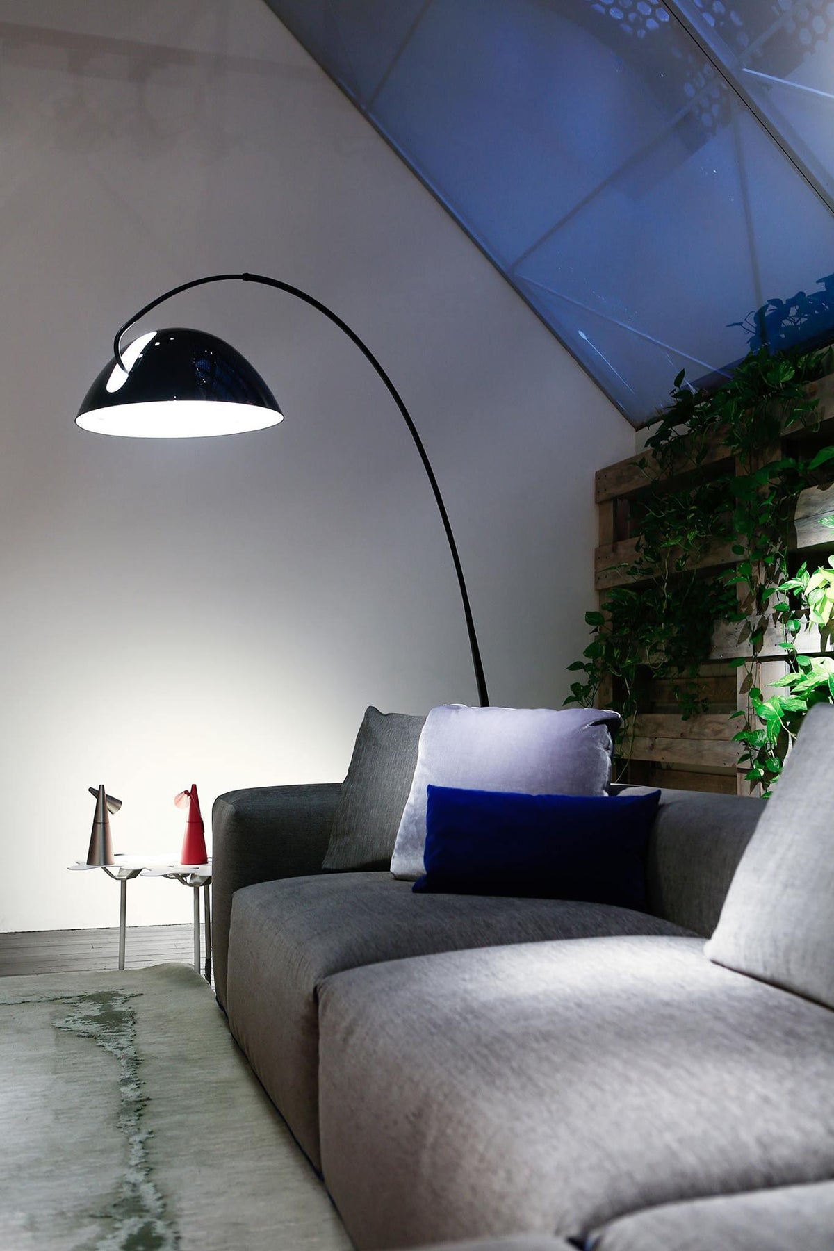 Bogenstehleuchte Delmi